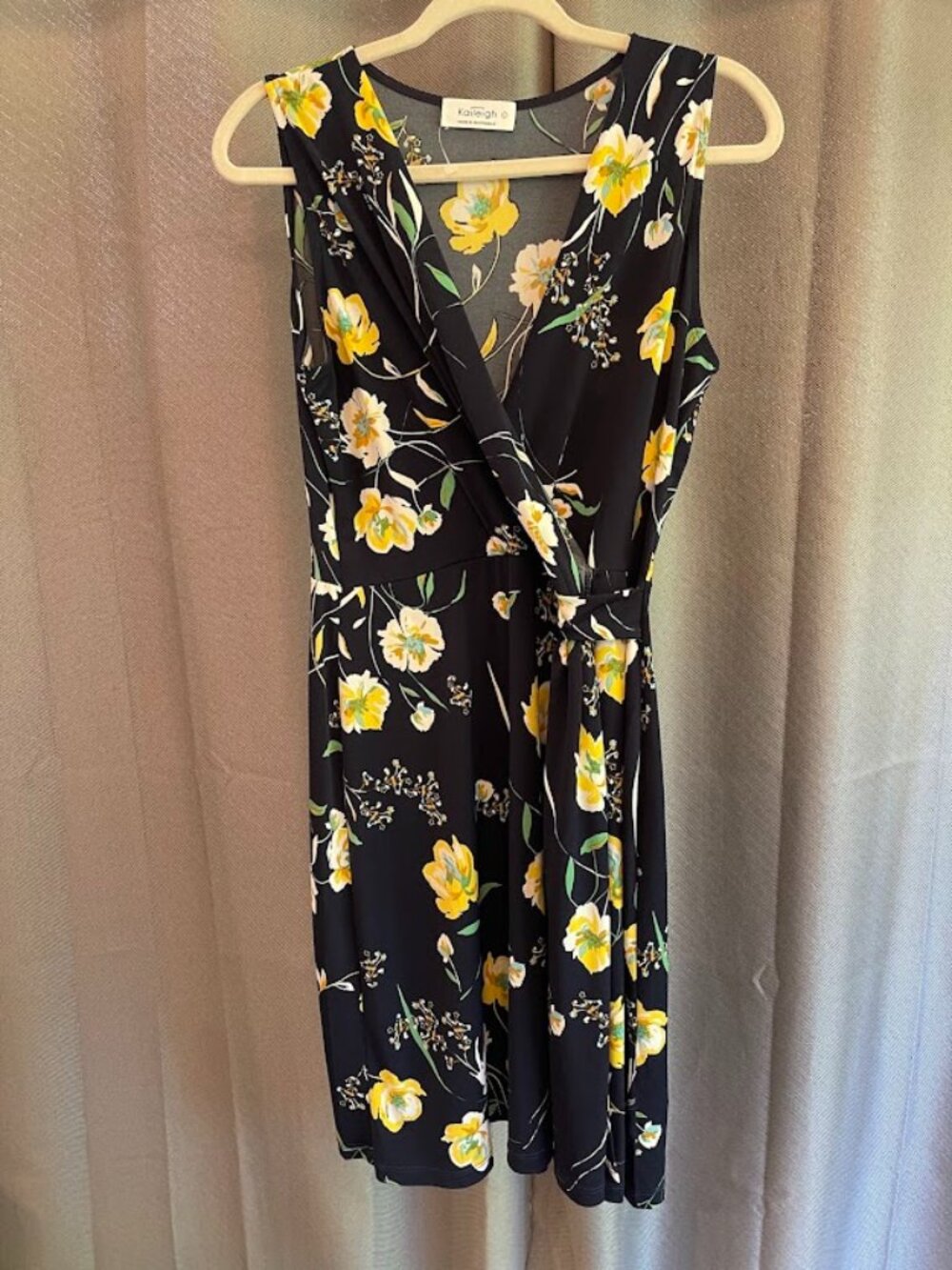 Kaileigh Navy Floral Size LARGE V Neck Faux Wrap Sleeveless Short Dress